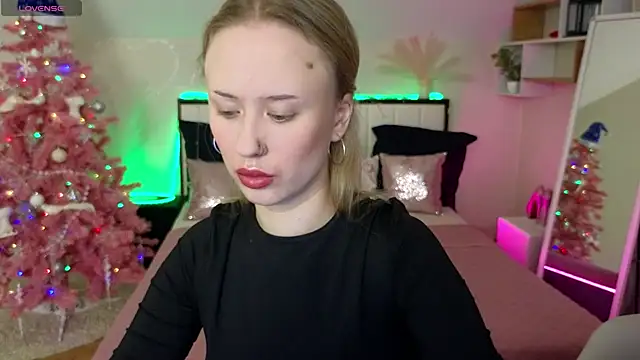 Snapshot of SashaBrooks chatting on 17, 12, 2025 SashaBrooks online show from 17, 12, 2025