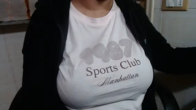 Snapshot of Foxlady2271 chatting on 13, 11, 2025 Foxlady2271 online show from 13, 11, 2025