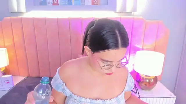 Snapshot of alys_baker chatting on 8, 10, 2025 alys baker online show from 8, 10, 2025