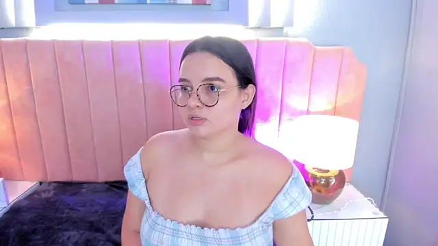 Snapshot of alys_baker chatting on 17, 10, 2025 alys baker online show from 17, 10, 2025