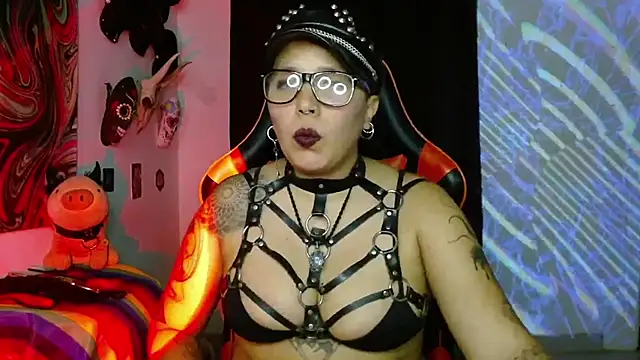 Snapshot of LilithSharon chatting on 6, 4, 2026 LilithSharon online show from 6, 4, 2026