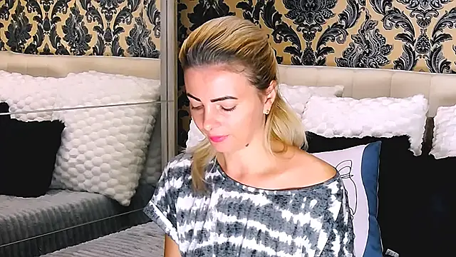 Snapshot of Aly_girl1 chatting on 10, 10, 2025 Aly girl1 online show from 10, 10, 2025