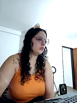 Snapshot of babyluna939 chatting on 19, 4, 2026 babyluna939 online show from 19, 4, 2026