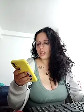 Snapshot of babyluna939 chatting on 28, 4, 2026 babyluna939 online show from 28, 4, 2026