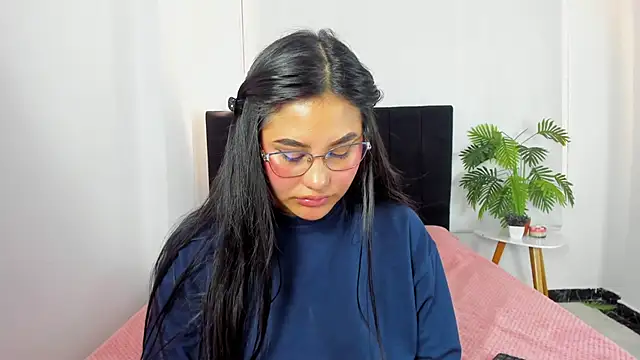 Little Ivy online show from 28, 11, 2025