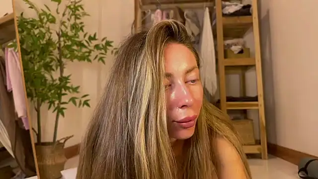 Snapshot of ___art chatting on 28, 10, 2025    art online show from 28, 10, 2025