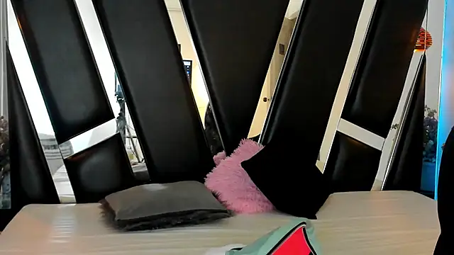 Snapshot of melody_suarez chatting on 12, 12, 2024 melody suarez online show from 12, 12, 2024