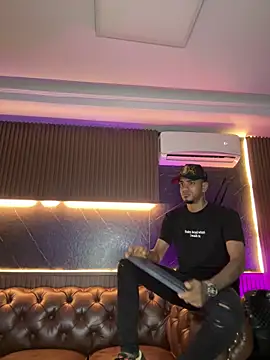 Snapshot of AaronCruz_ chatting on 6, 3, 2026 AaronCruz online show from 6, 3, 2026