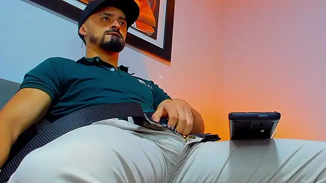 Snapshot of MAXIMUS_MASTE3 chatting on 12, 10, 2025 MAXIMUS MASTE3 online show from 12, 10, 2025