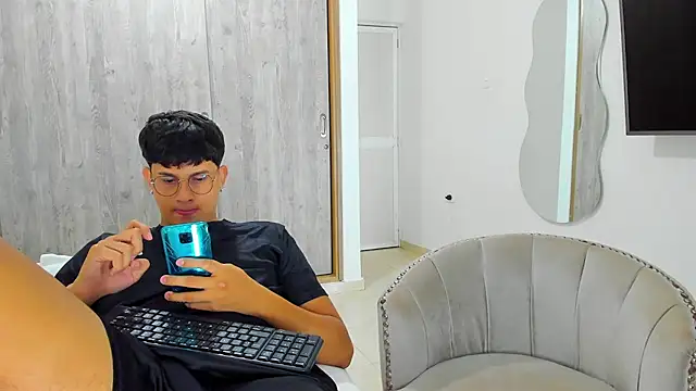 Snapshot of kittyandrick chatting on 4, 12, 2024 kittyandrick online show from 4, 12, 2024