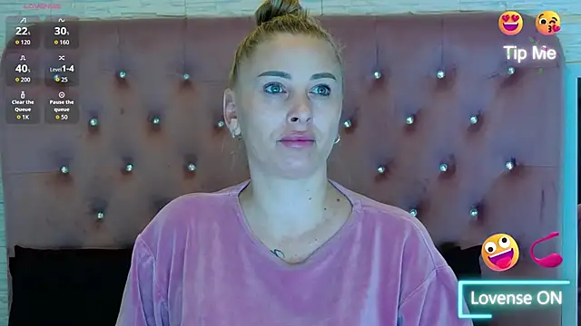 Snapshot of KikiSweet08 chatting on 21, 11, 2025 KikiSweet08 online show from 21, 11, 2025