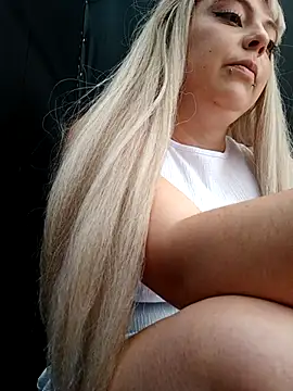Snapshot of madelaine- chatting on 3, 3, 2025 madelaine- online show from 3, 3, 2025