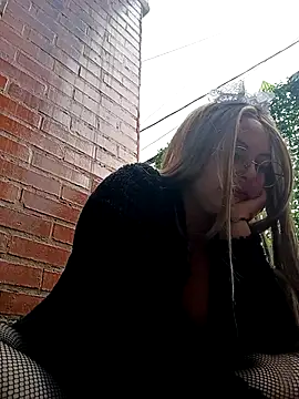 Snapshot of madelaine- chatting on 21, 4, 2026 madelaine- online show from 21, 4, 2026
