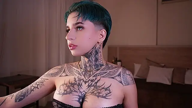 Snapshot of AliceShazaham_ chatting on 2, 2, 2025 AliceShazaham online show from 2, 2, 2025