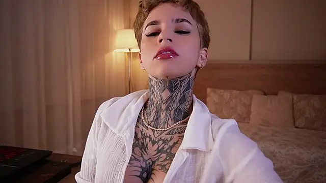 Snapshot of AliceShazaham_ chatting on 4, 3, 2025 AliceShazaham online show from 4, 3, 2025