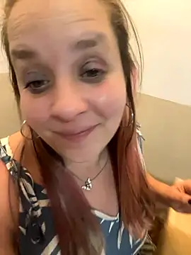 Snapshot of Popinasq chatting on 8, 11, 2025 Popinasq online show from 8, 11, 2025