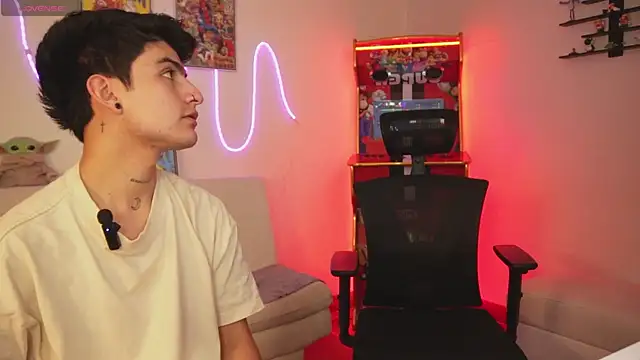 Snapshot of tommy_and_sophie chatting on 10, 4, 2026 tommy and sophie online show from 10, 4, 2026