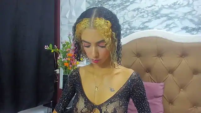 Snapshot of Queen_Cuarxxo chatting on 16, 12, 2024 Queen Cuarxxo online show from 16, 12, 2024