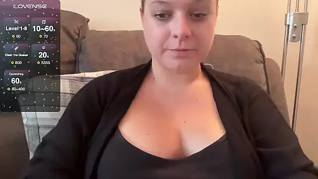 Snapshot of NaughtyWifeUK chatting on 10, 10, 2025 NaughtyWifeUK online show from 10, 10, 2025