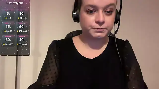 Snapshot of NaughtyWifeUK chatting on 28, 11, 2025 NaughtyWifeUK online show from 28, 11, 2025