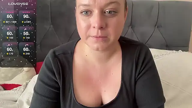 Snapshot of NaughtyWifeUK chatting on 7, 4, 2026 NaughtyWifeUK online show from 7, 4, 2026