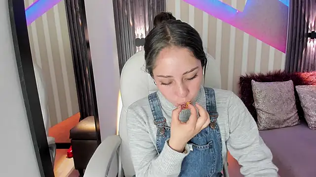 emily layton online show from 23, 9, 2025