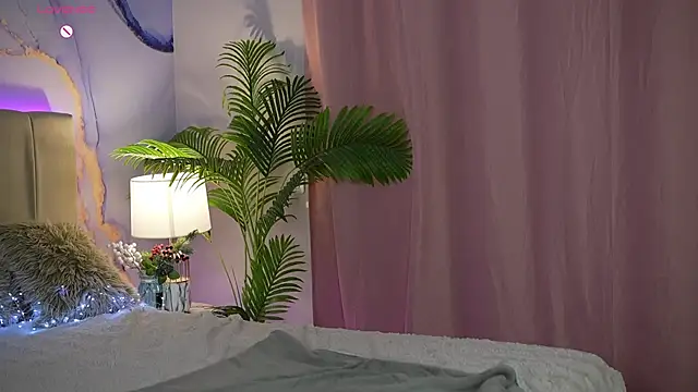 Snapshot of OneLaya chatting on 7, 7, 2026 OneLaya online show from 7, 7, 2026