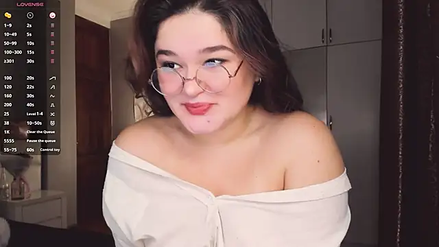 Snapshot of July_Slowdive chatting on 18, 11, 2025 July Slowdive online show from 18, 11, 2025