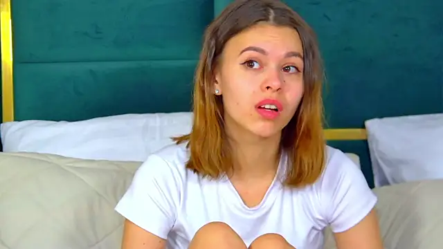 Snapshot of PollyLanders chatting on 5, 2, 2025 PollyLanders online show from 5, 2, 2025