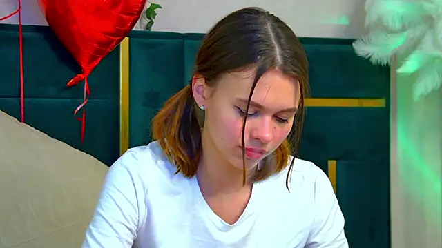 Snapshot of PollyLanders chatting on 11, 2, 2025 PollyLanders online show from 11, 2, 2025