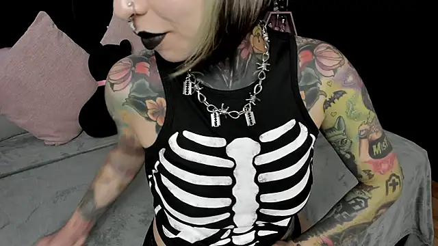 Snapshot of NikkiRamone chatting on 5, 2, 2025 NikkiRamone online show from 5, 2, 2025