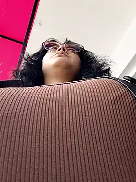 Snapshot of lara_moon25 chatting on 4, 12, 2025 lara moon25 online show from 4, 12, 2025