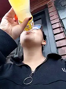 Snapshot of lara_moon25 chatting on 18, 12, 2025 lara moon25 online show from 18, 12, 2025