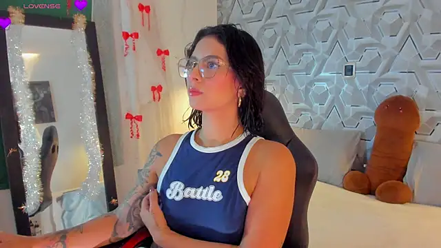 Snapshot of Sophiee_Hill chatting on 9, 4, 2026 Sophiee Hill online show from 9, 4, 2026