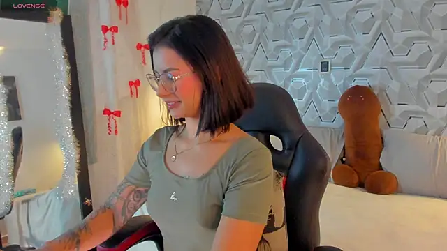 Snapshot of Sophiee_Hill chatting on 10, 4, 2026 Sophiee Hill online show from 10, 4, 2026