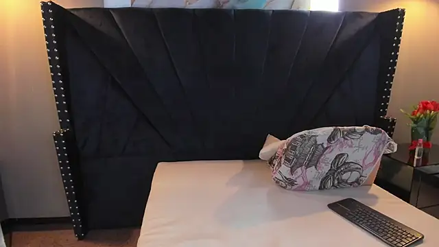 MAHIASMITH13 online show from 27, 11, 2025