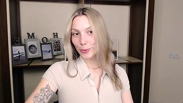 Snapshot of VanessaMay_ chatting on 25, 3, 2026 VanessaMay online show from 25, 3, 2026