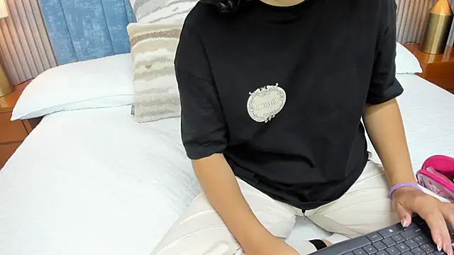 pretty sunlight  online show from 2, 10, 2025