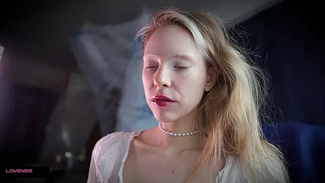 Snapshot of _Phantom_thread_ chatting on 10, 11, 2025 Phantom thread online show from 10, 11, 2025