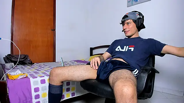Snapshot of Huge_latin_cock chatting on 27, 12, 2024 Huge latin cock online show from 27, 12, 2024