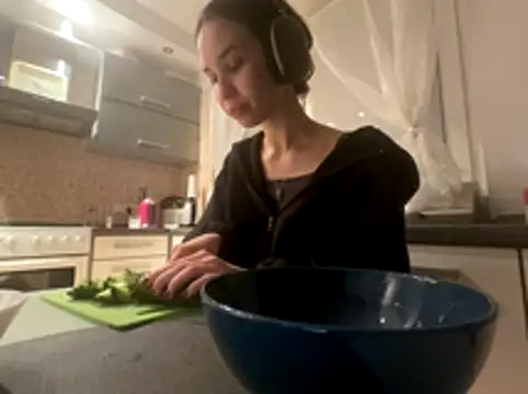 Roxie Mils online show from 27, 10, 2025