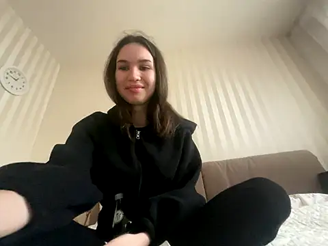 Roxie Mils online show from 18, 11, 2025