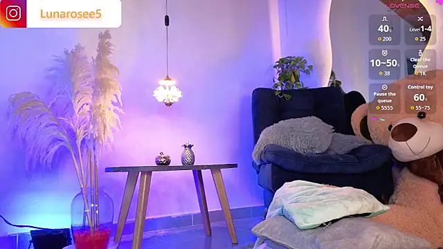 Snapshot of LunaRose5 chatting on 17, 10, 2025 LunaRose5 online show from 17, 10, 2025