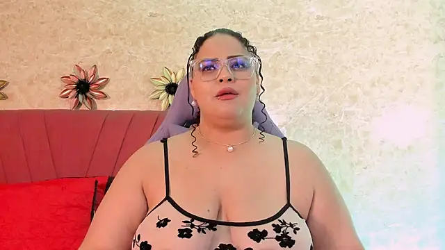 Snapshot of juli_2tyes chatting on 13, 10, 2025 juli 2tyes online show from 13, 10, 2025