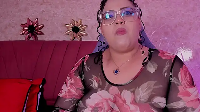 Snapshot of juli_2tyes chatting on 24, 10, 2025 juli 2tyes online show from 24, 10, 2025