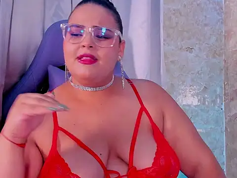 Snapshot of juli_2tyes chatting on 18, 11, 2025 juli 2tyes online show from 18, 11, 2025