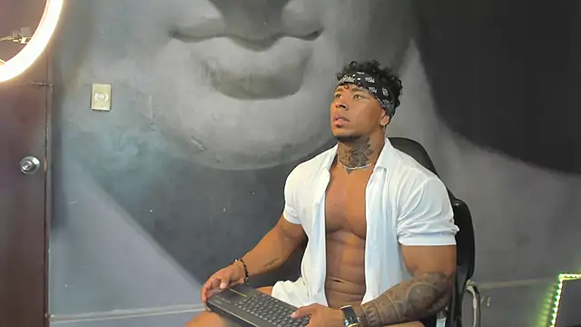 Snapshot of bradley_smith chatting on 1, 2, 2025 bradley smith online show from 1, 2, 2025