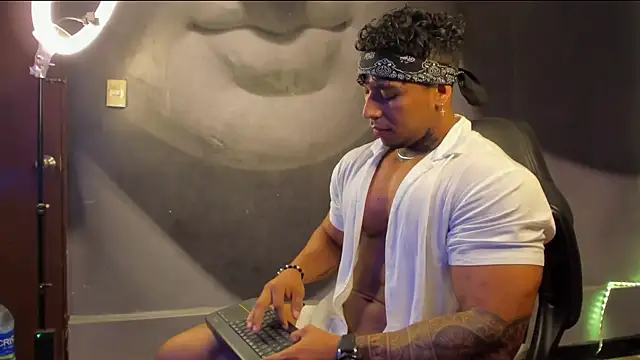 Snapshot of bradley_smith chatting on 16, 2, 2025 bradley smith online show from 16, 2, 2025