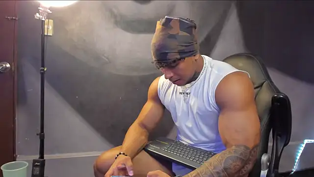 Snapshot of bradley_smith chatting on 21, 2, 2025 bradley smith online show from 21, 2, 2025