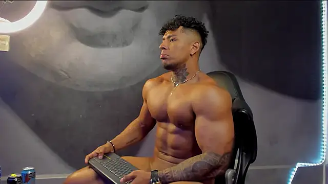 Snapshot of bradley_smith chatting on 25, 2, 2025 bradley smith online show from 25, 2, 2025